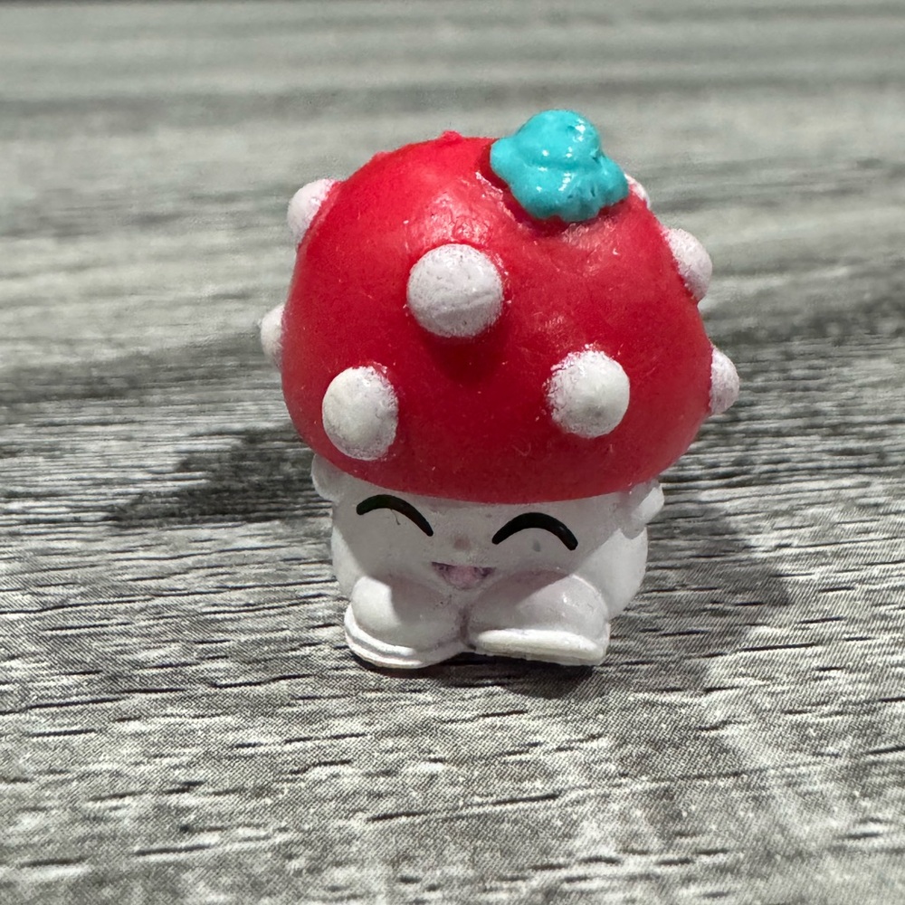 Shopkins | Fruit & Veg: Miss Mushy-Moo (1-006)- Mini Collectable Figure